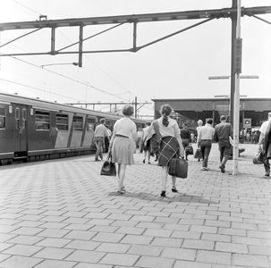 882000 Afbeelding van treinreizigers op het perron van het N.S.-station Eindhoven te Eindhoven.